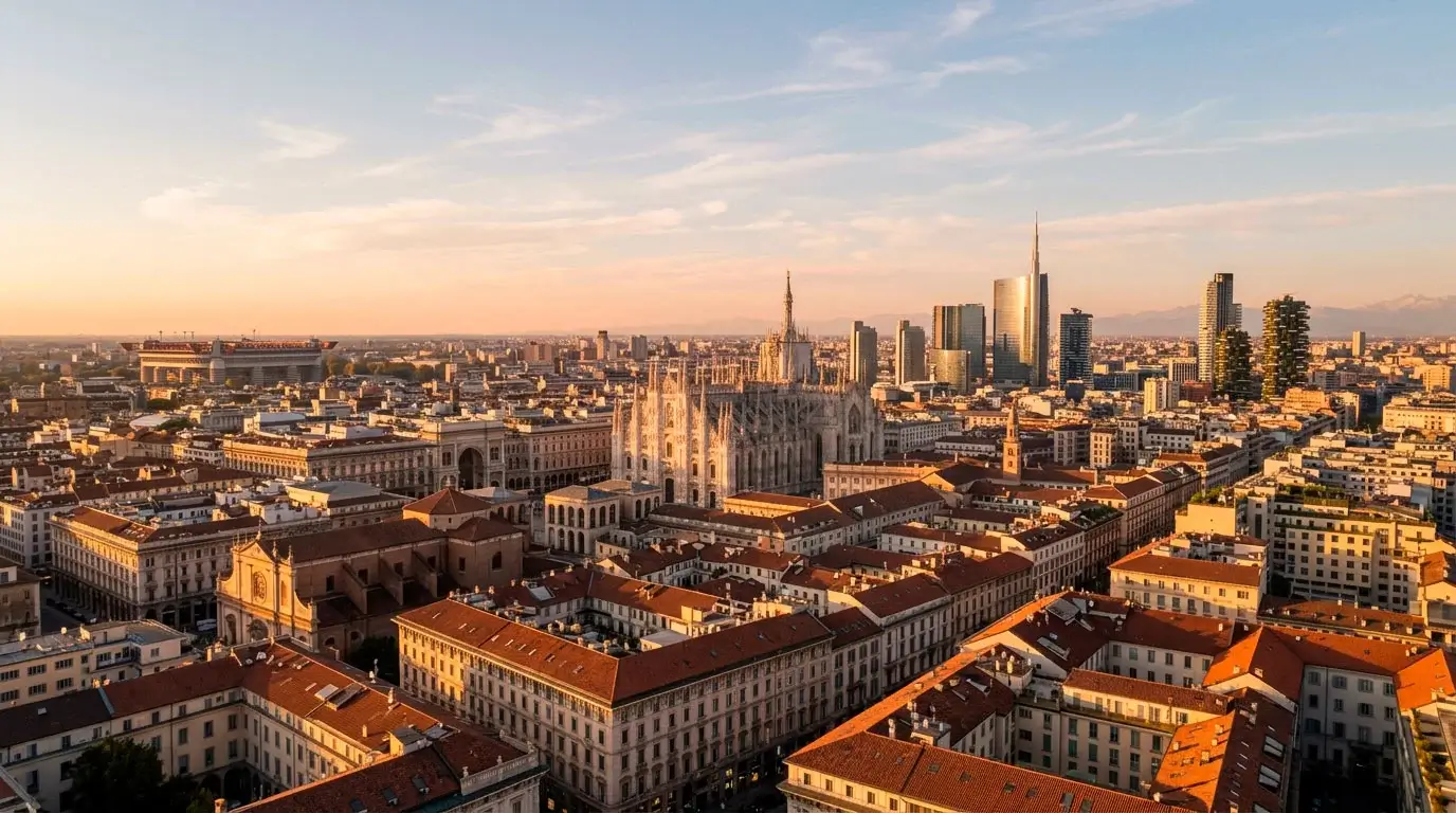 Vista panorámica de Milán al atardecer con el horizonte urbano y el estadio de San Siro al fondo